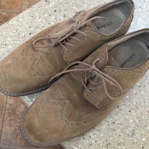 Men’s suede wingtip shoes